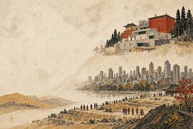 cidade construída em encosta de morro com templo/pagode no alto, edifícios em terraços, multidão de pessoas, r