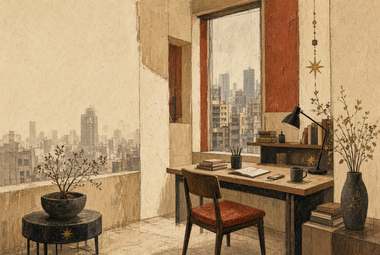 mesa de escritório doméstico com cadeira vermelha, luminária, livros e vaso, janela com skyline urbano ao fund