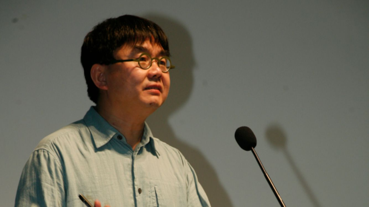 Retrato do arquiteto Yung Ho Chang durante uma apresentação